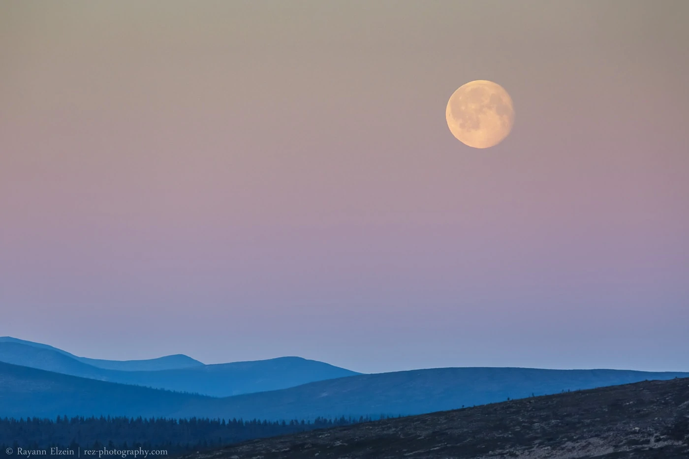 La lune gibbeuse décroissante s’élevant au-dessus des tunturis de Laponie en été