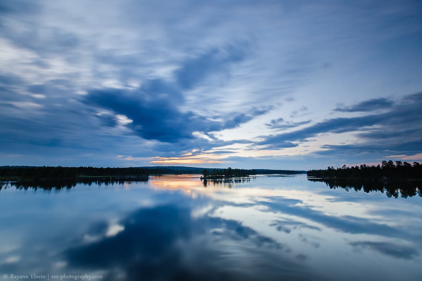 Eau parfaitement calme reflétant le ciel sur la rivière Paatsjoki