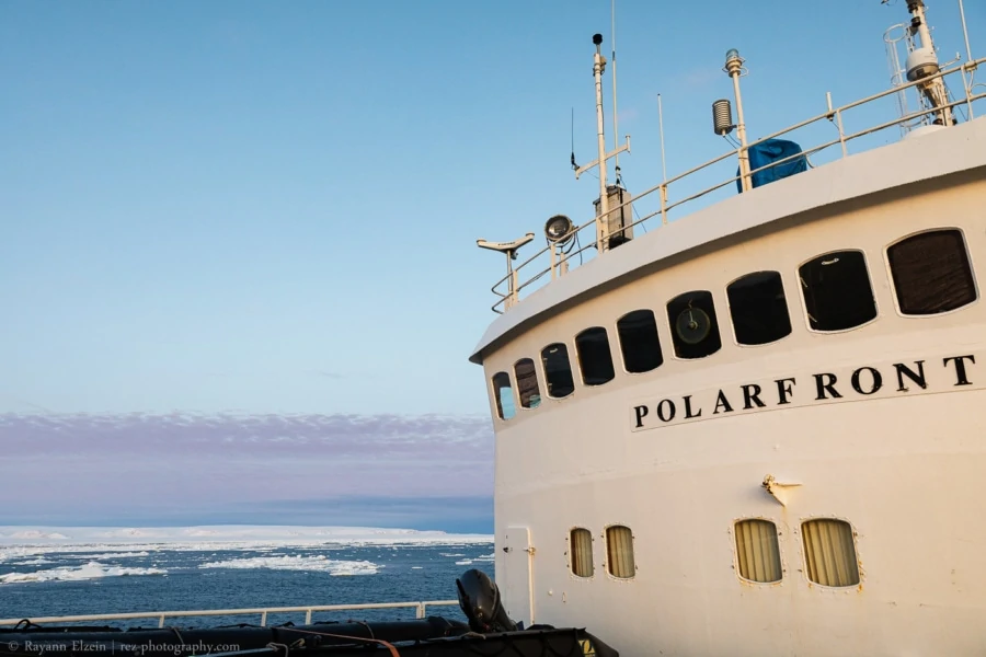 La passerelle du Polarfront dans la lumière du matin