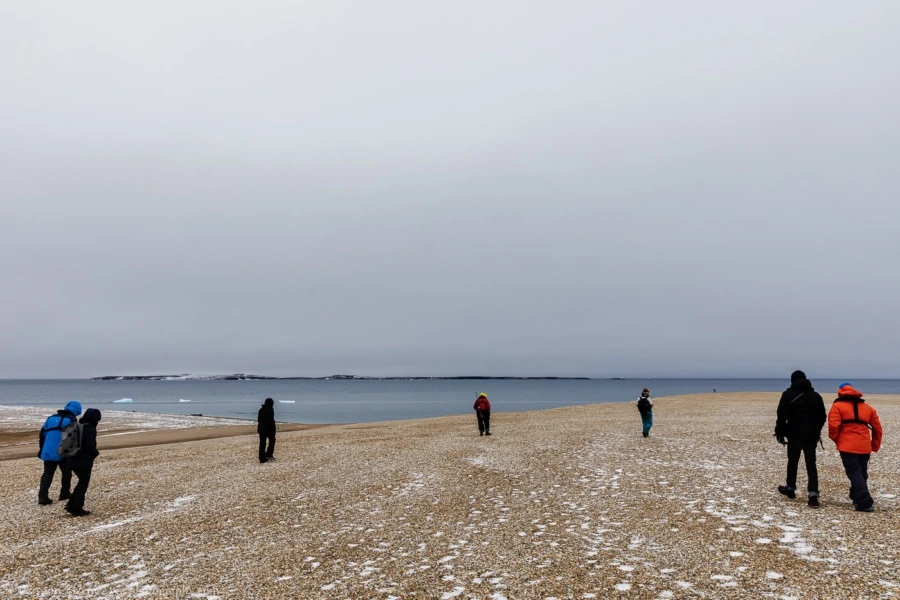 Un groupe de touristes en randonnée au Svalbard