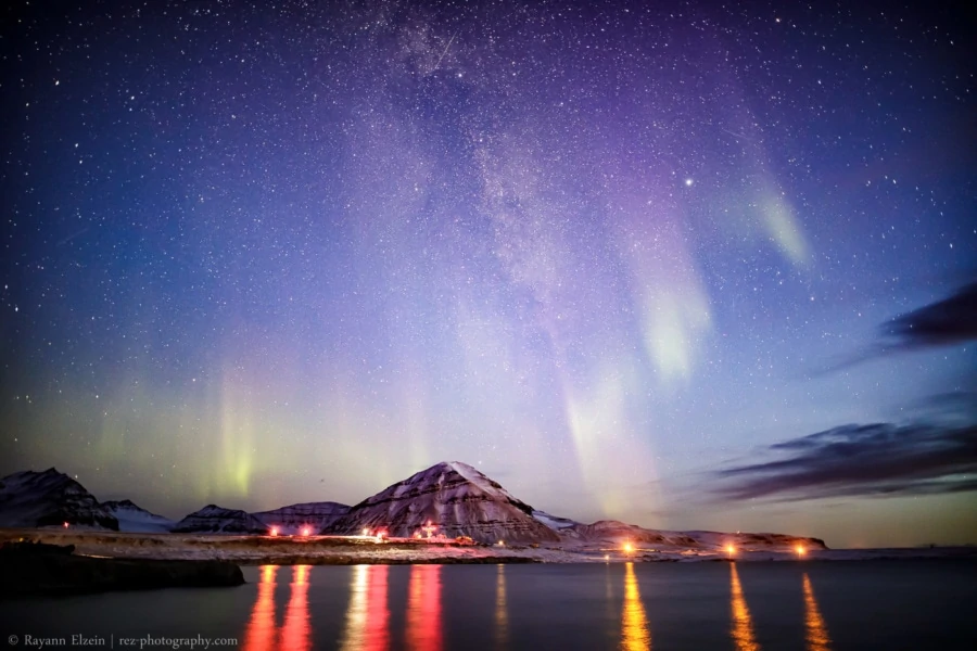 Les aurores boréales au-dessus de Ny-Ålesund au Svalbard