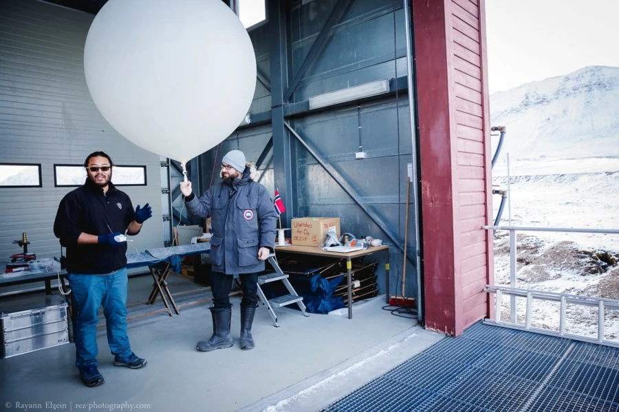 Lâcher de ballon météo à Ny-Alesund