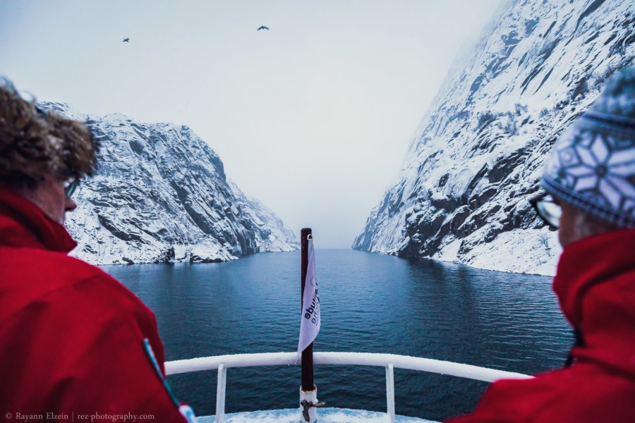 Deux des passagers admirant le passage du Trollfjord.