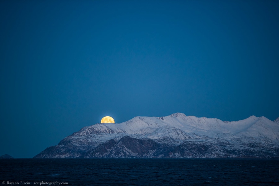 Pleine Lune au-dessus des montagnes près de Tromsø.