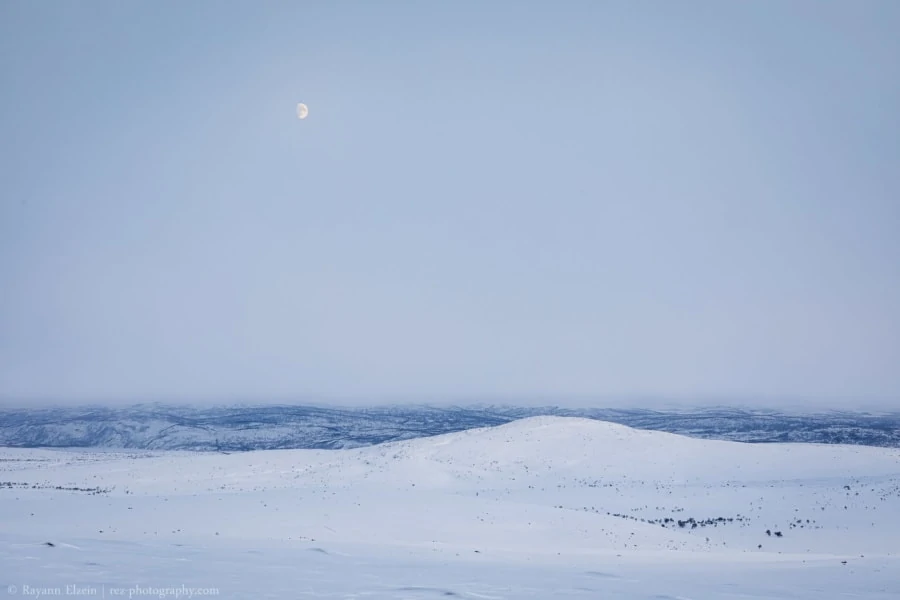 La lune au-dessus des grandes étendues de la zone sauvage de Kaldoaivi près de Nuorgam