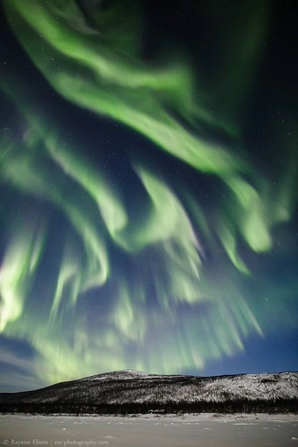 Fortes aurores boréales au dessus du fleuve Teno à Utsjoki en Laponie finlandaise