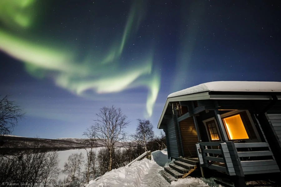 Les chalets d'Aurora Holidays à Utsjoki sous les aurores boréales